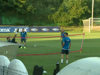 
	Grozav, aplaudat de toata lumea la antrenamentul nationalei! Ce a facut jucatorul in timpul unui meci de tenis cu piciorul! VIDEO
