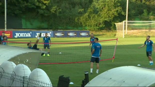
	Grozav, aplaudat de toata lumea la antrenamentul nationalei! Ce a facut jucatorul in timpul unui meci de tenis cu piciorul! VIDEO

