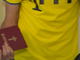 
	VIDEO | Convocat de Contra la nationala, un jucator si-a luat Biblia cu el in bagaj: &quot;Mai citesc noaptea din ea!&quot; Romania-Spania e joi, la PRO TV la 21:45
