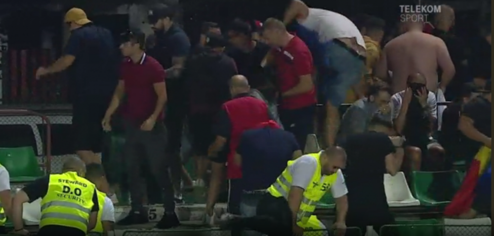 SEPSI - DINAMO: Galeria dinamovista, evacuata cu gaze lacrimogene din stadion! Scandal la Sfantu Gheorghe. FOTO_5