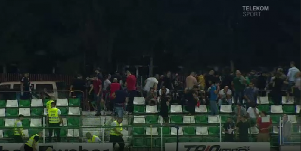SEPSI - DINAMO: Galeria dinamovista, evacuata cu gaze lacrimogene din stadion! Scandal la Sfantu Gheorghe. FOTO_6