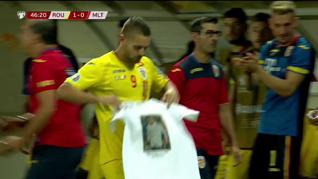 ROMANIA - MALTA: Cui i-a dedicat George Puscas golul! Atacantul a luat un tricou si l-a aratat catre camera! FOTO_2