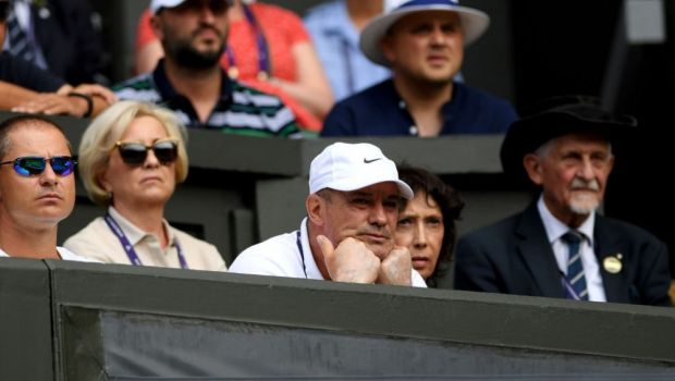 
	A ajutat-o sa castige Wimbledon, dar e trecut pe &quot;banca de rezerve&quot; :) Care va fi noul rol al lui Daniel Dobre dupa revenirea lui Cahill alaturi de Simona Halep
