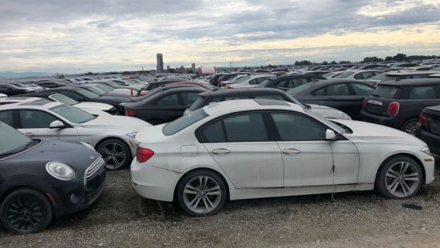 
	Campul cu peste 3000 de BMW-uri noi abandonate! Motivul pentru care masinile ruginesc de ani de zile. FOTO

