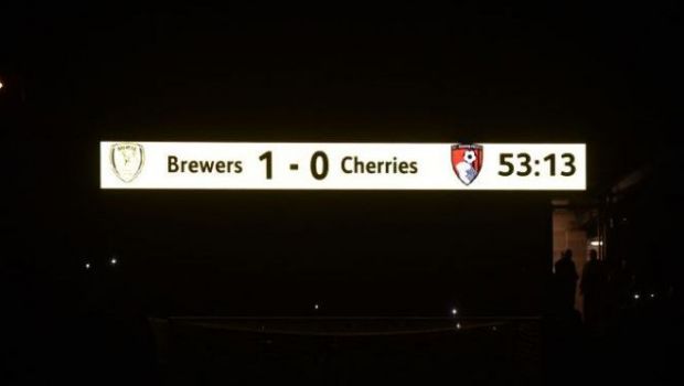 
	In Anglia ca in Giulesti :)! Meciul de cupa dintre Burton si Bournemouth a fost intrerupt de trei ori din cauza nocturnei
