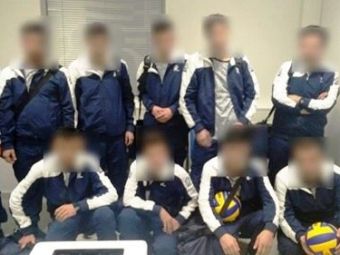 
	Zece refugiati sirieni, care se dadeau drept o echipa masculina de volei, au fost arestati pe aeroportul din Atena
