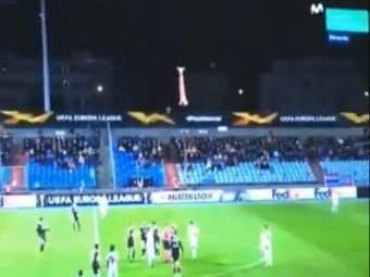 
	VIDEO | Meci din Europa League, intrerupt de o drona: jucatorii au incercat sa o doboare! Ce mesaj purta deasupra stadionului
