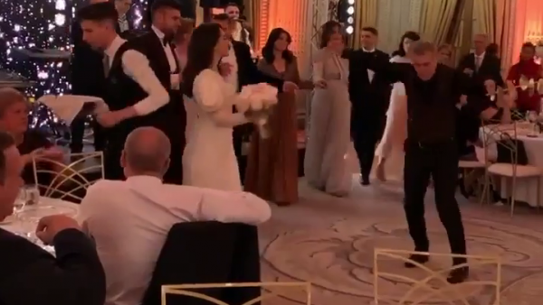 Imagini de la cununia fiicei lui Gigi Becali! Patronul FCSB a dansat pe muzica machidoneasca. VIDEO