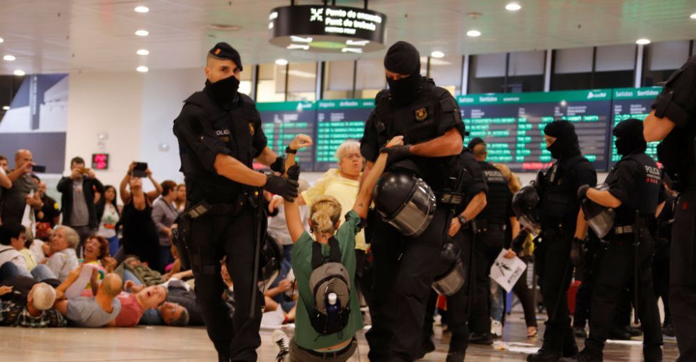 BARCELONA SUB ASEDIU! Aeroportul a fost blocat: peste 8000 de oameni protesteaza dupa decizia Curtii Supreme! Politia a intervenit | VIDEO_2