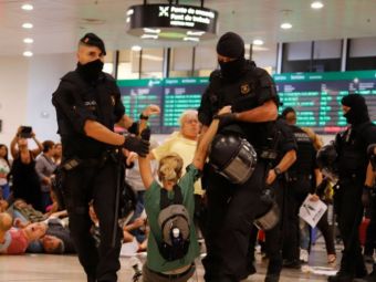 
	BARCELONA SUB ASEDIU! Aeroportul a fost blocat: peste 8000 de oameni protesteaza dupa decizia Curtii Supreme! Politia a intervenit | VIDEO

