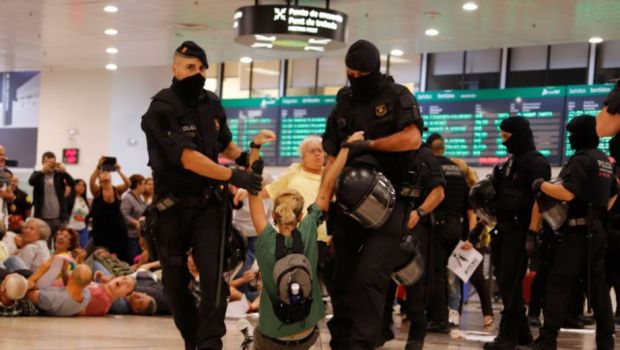 
	BARCELONA SUB ASEDIU! Aeroportul a fost blocat: peste 8000 de oameni protesteaza dupa decizia Curtii Supreme! Politia a intervenit | VIDEO
