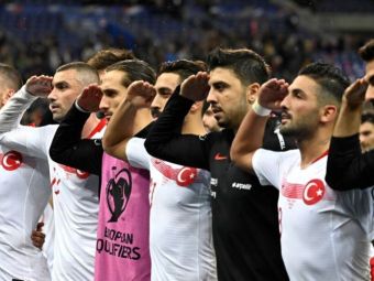 Salutul mortii! Turcii sfideaza UEFA si acuza &quot;Occidentul ipocrit&quot;, jucatorii s-au manifestat pro-razboi dupa golul de pe Stade de France! VIDEO