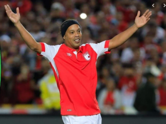
	Forma e temporara, clasa e permanenta! La 39 de ani, Ronaldinho a ridicat un intreg stadion in picioare cu o singura atingere a balonului: VIDEO
