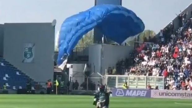 
	VIDEO | Moment amuzant la meciul lui Inter! Un parasutist a aterizat pe teren chiar inainte ca Lukaku sa execute un penalty: cum s-a terminat totul
