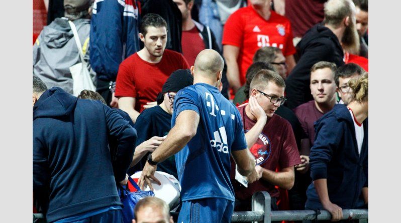 VIDEO: Atentie, imagini SOCANTE! Ultrasii mascati au intrat in stadion si i-au UMPLUT de sange pe fanii lui Bayern!!! Meciul era arbitrat de Avram! Ce s-a intamplat in Youth League_2