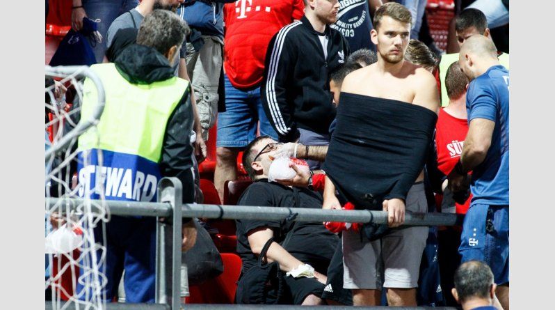 VIDEO: Atentie, imagini SOCANTE! Ultrasii mascati au intrat in stadion si i-au UMPLUT de sange pe fanii lui Bayern!!! Meciul era arbitrat de Avram! Ce s-a intamplat in Youth League_4