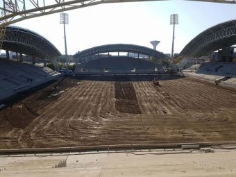 
	De necrezut! Primaria refuza sa-i plateasca, dar ei monteaza gazonul GRATIS! Situatie incredibila pe ultimul stadion de 5 stele construit in Romania
