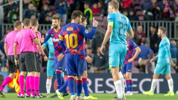 
	L-AU PRINS CU MATA-N SAC! Portarul Slaviei a mintit dupa meciul cu Barcelona: &quot;Messi si ceilalti nici macar nu ne-au strans mainile&quot;. Imaginile care arata ADEVARUL

