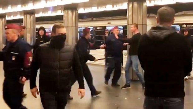 
	Nebunie la metrou si pe strazile din Budapesta! Ultrasii lui TSKA au OPRIT traficul si s-au batut cu politia si cu localnicii! Atentie, imagini DURE
