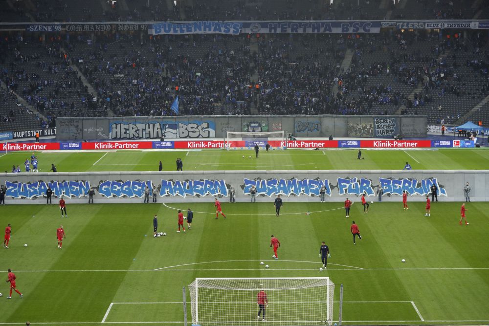 MI-NU-NAT! Moment INEDIT in Bundesliga! Fanii celor de la Hertha Berlin au adus coregrafia direct pe gazon! Ce moment SPECIAL au sarbatorit suporterii_2