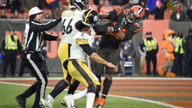 
	VIDEO | SCENE SOCANTE in NFL! Un jucator de la Cleveland Browns i-a scos casca adversarului si l-a lovit cu ea in cap
