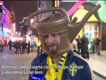 
	Omul cu stropitoarea la cap e celebru in Suedia si merge cu nationala peste tot! El da tonul pe stadion!

