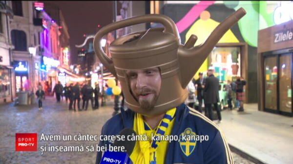 
	Omul cu stropitoarea la cap e celebru in Suedia si merge cu nationala peste tot! El da tonul pe stadion!
