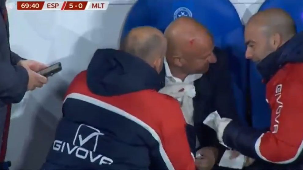 NU ISI MAI AMINTESTE NIMIC! Antrenorul Maltei s-a lovit la cap in timpul meciului cu Spania si si-a pierdut cunostinta_1