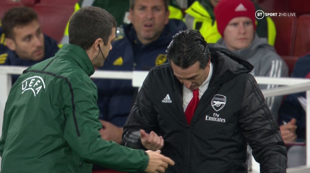 Moment HILAR la meciul lui Arsenal! Arbitrul i-a cerut lui Emery sa isi dea geaca jos! Care a fost motivul invocat_3
