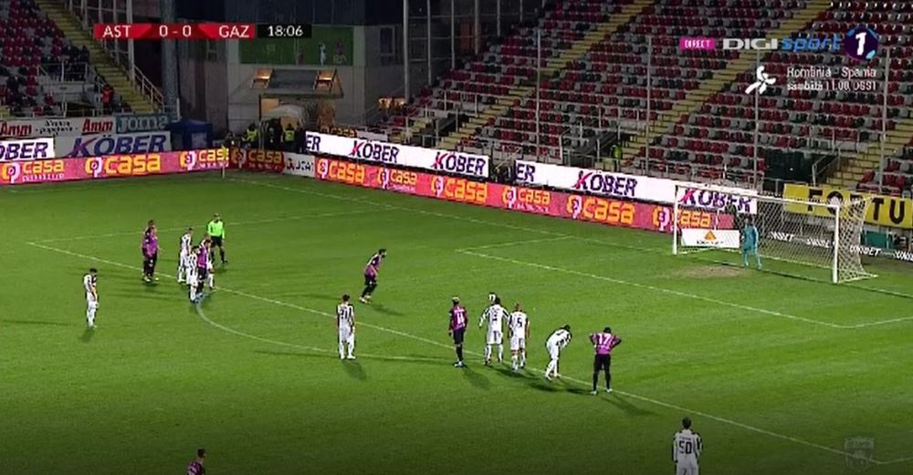 Tamas faulteaza grosolan, iar Marius Constantin rateaza incredibil penalty-ul! Cum a putut sa execute jucatorul Mediasului lovitura de la 11 metri_2