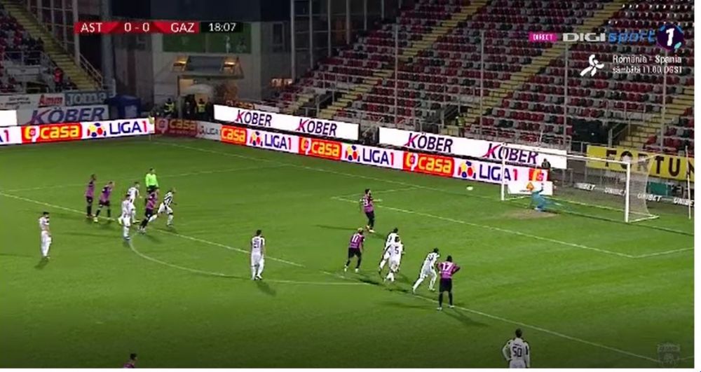 Tamas faulteaza grosolan, iar Marius Constantin rateaza incredibil penalty-ul! Cum a putut sa execute jucatorul Mediasului lovitura de la 11 metri_4