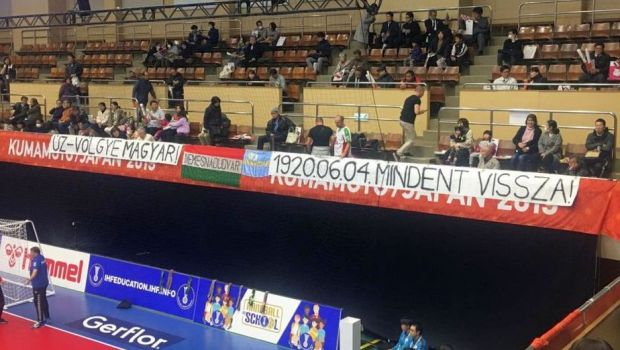 
	MOMENTE TENSIONATE inainte de Romania - Ungaria! Fanii maghiari au afisat un banner ofensator: nu l-au dat jos nici cand au intervenit organizatorii
