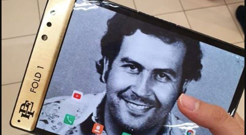 Fratele lui Pablo Escobar lanseaza un SUPER-TELEFON! "Singurul mod de a-l distruge e sa-i dai foc." Concurenta serioasa pentru Apple si Samsung_2