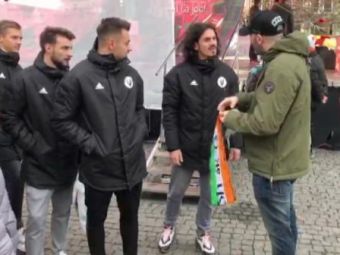 Sunt fani Celtic de mici! :)) Jucatorii de la U Cluj s-au pozat cu scotienii in centrul orasului, inaintea meciului cu rivala CFR! VIDEO