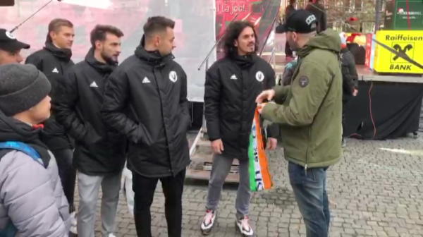 Sunt fani Celtic de mici! :)) Jucatorii de la U Cluj s-au pozat cu scotienii in centrul orasului, inaintea meciului cu rivala CFR! VIDEO