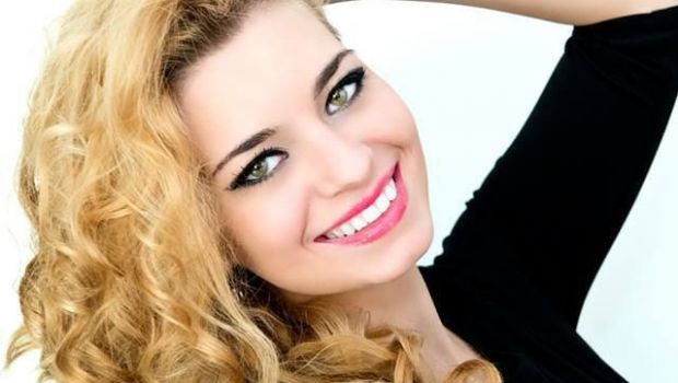 
	FOTO | Cu ce ocupa in viata reala cea mai sexy finalista a Vocei Romaniei! Nu are studii muzicale, dar a terminat una dintre cele mai grele facultati din Romania
