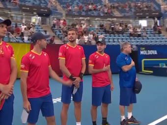 
	A aparut FILMAREA momentului in care au pus imnul Romaniei pentru nationala Moldovei la tenis! Unul dintre jucatori a dus mana la inima, Albot l-a atentionat s-o dea jos!
