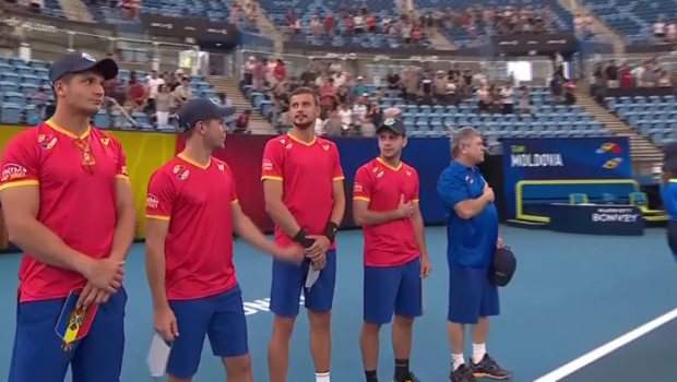 
	A aparut FILMAREA momentului in care au pus imnul Romaniei pentru nationala Moldovei la tenis! Unul dintre jucatori a dus mana la inima, Albot l-a atentionat s-o dea jos!
