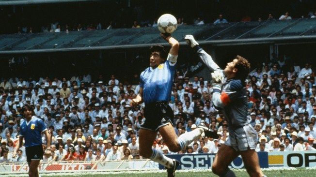 Maradona i-a marcat golul cu “Mana lui Dumnezeu”, dar ramane unul dintre titanii fotbalului _1