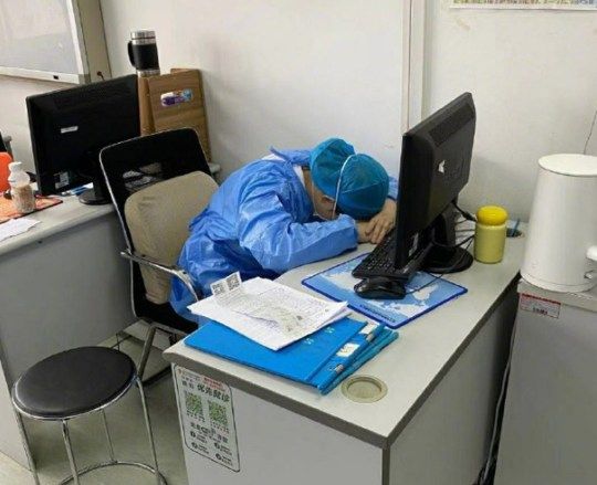 IMAGINI SOCANTE! Medicii care ii trateaza pe chinezi de coronavirus, desfigurati de la echipamentul de protectie: "Sunt epuizati!"_3