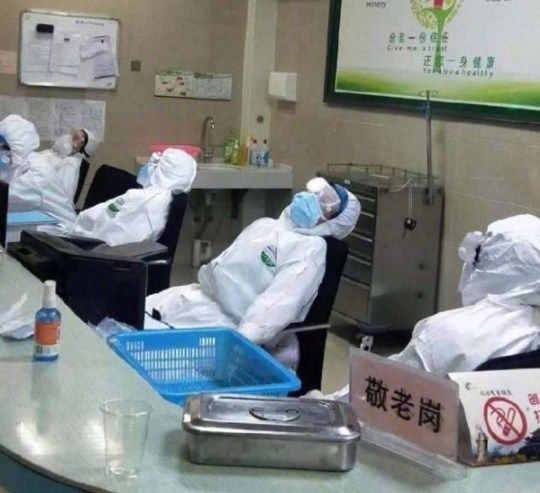 IMAGINI SOCANTE! Medicii care ii trateaza pe chinezi de coronavirus, desfigurati de la echipamentul de protectie: "Sunt epuizati!"_4