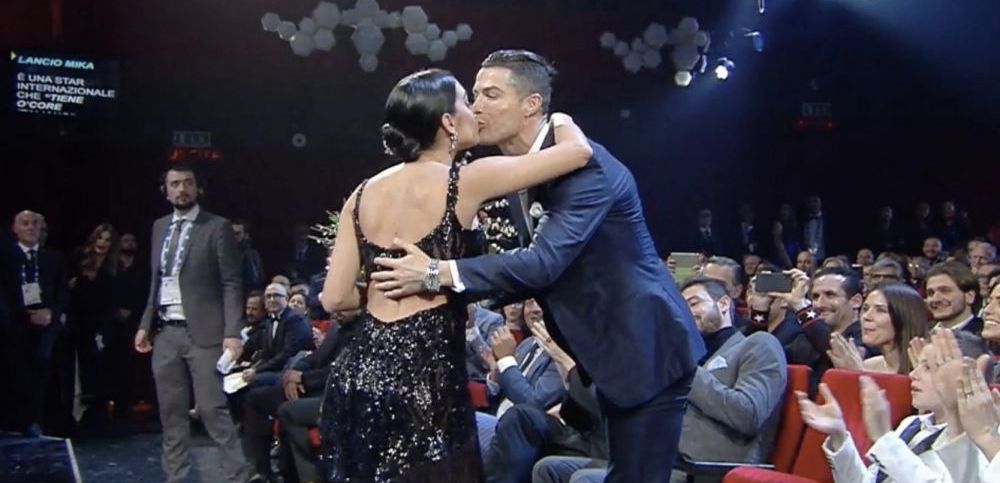 Georgina Rodriguez, aparitie SCLIPITOARE la Festivalul de la Sanremo! Ronaldo a fost alaturi de ea: starul lui Juventus a primit un buchet de flori si un pupic :)_3