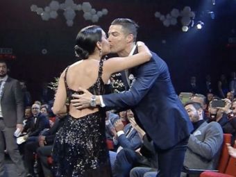 
	Georgina Rodriguez, aparitie SCLIPITOARE la Festivalul de la Sanremo! Ronaldo a fost alaturi de ea: starul lui Juventus a primit un buchet de flori si un pupic :)

