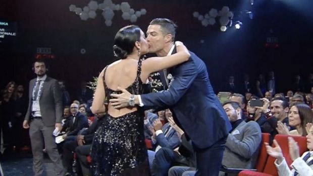 
	Georgina Rodriguez, aparitie SCLIPITOARE la Festivalul de la Sanremo! Ronaldo a fost alaturi de ea: starul lui Juventus a primit un buchet de flori si un pupic :)
