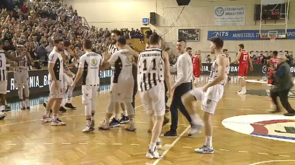 Nebunie la Cluj! Universitatea a castigat Cupa Romaniei la baschet dupa ce s-a impus in fata rivalei CSM Oradea | VIDEO