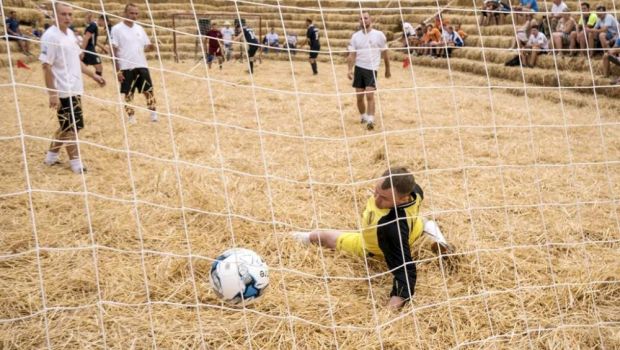 
	Se organizeaza Campionatul National de Fotbal al Fermierilor. Borcea, Becali, Porumboiu si Basescu ar fi putut participa si ei
