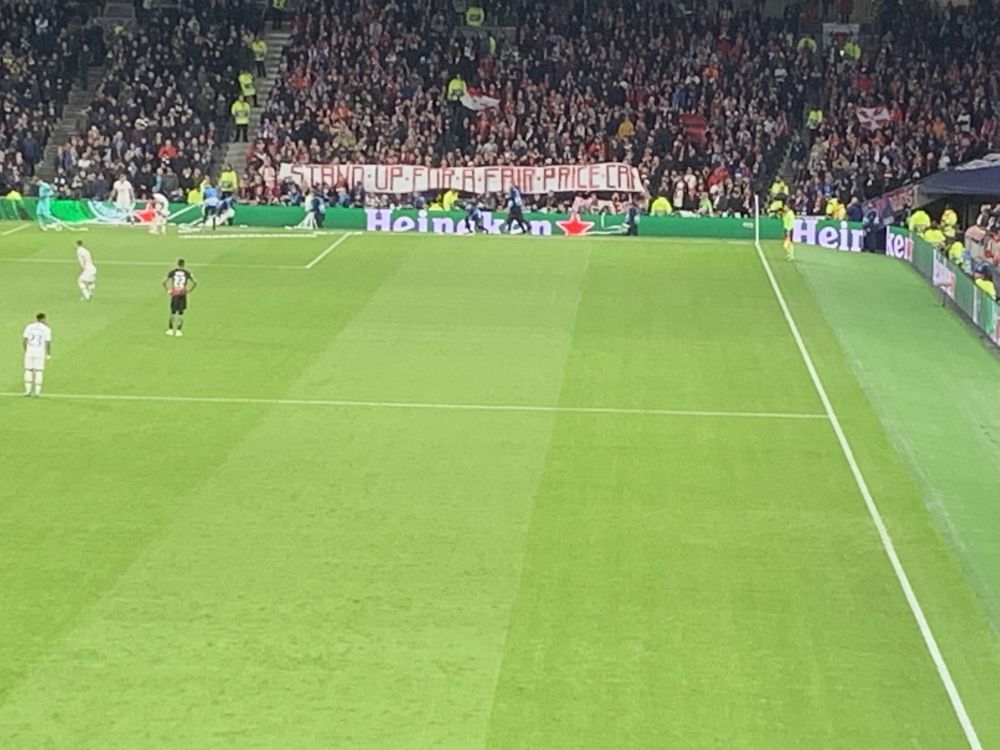 Protest al fanilor lui Lepzig! Ce banner au afisat suporterii in timpul meciului cu Tottenham! Partida a fost intrerupta pentru cateva minute_2
