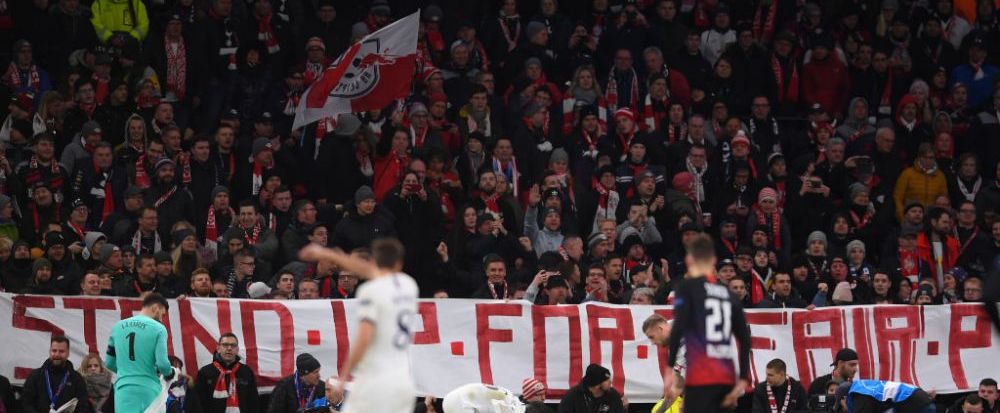 Protest al fanilor lui Lepzig! Ce banner au afisat suporterii in timpul meciului cu Tottenham! Partida a fost intrerupta pentru cateva minute_1