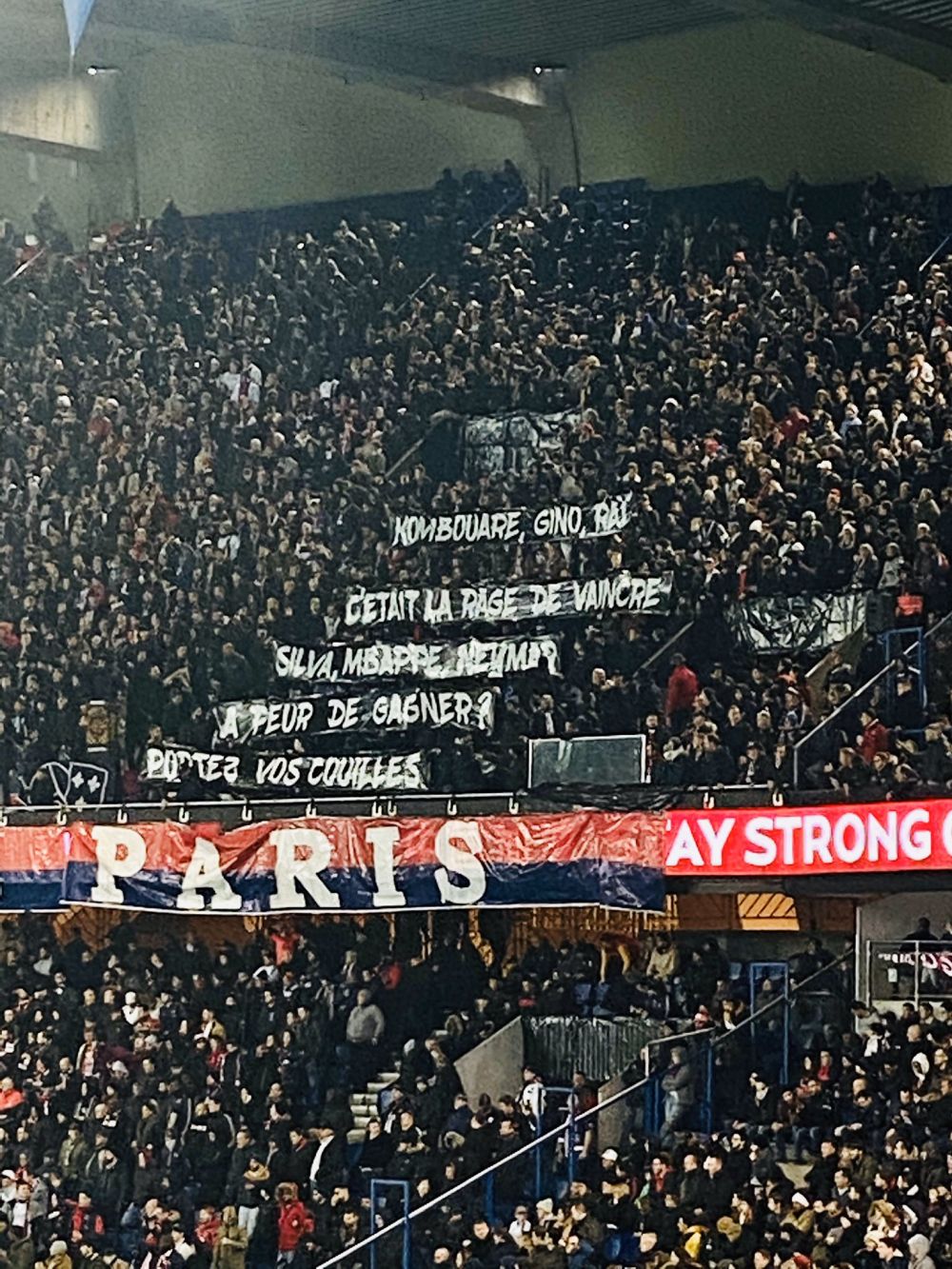 Mbappe si Neymar, criticati dur de suporterii lui PSG! Ce banner au afisat fanii la ultimul meci din Ligue 1_2