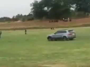 
	SCENE SOCANTE petrecute la un meci de fotbal! Un suporter a intrat cu masina pe teren si a vrut sa ii calce pe jucatori! Meciul a fost oprit si toata lumea a intrat in panica! VIDEO
